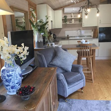 The Lodge - Luxury Lodge With Super King Size Bed, Kitchen & Shower Room Hurstpierpoint Exterior photo