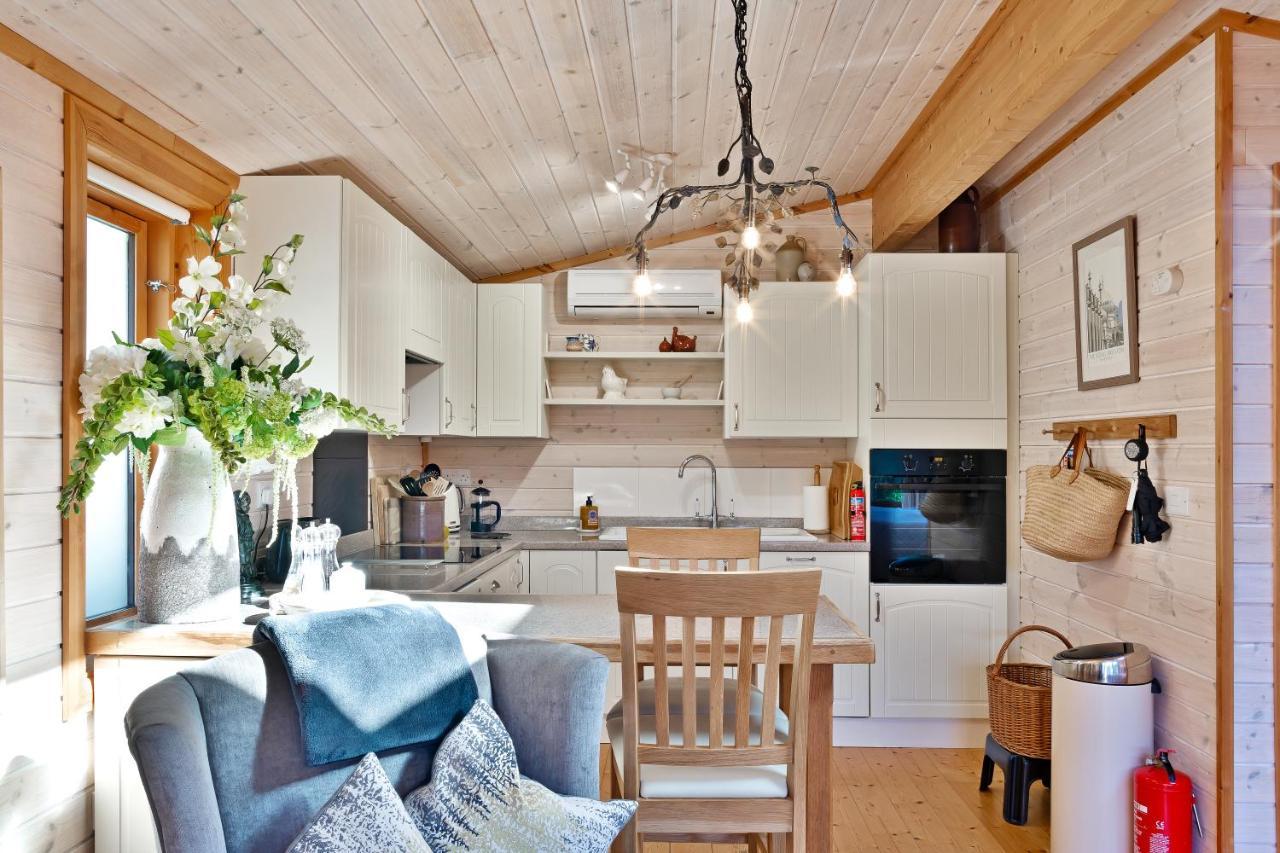 The Lodge - Luxury Lodge With Super King Size Bed, Kitchen & Shower Room Hurstpierpoint Exterior photo